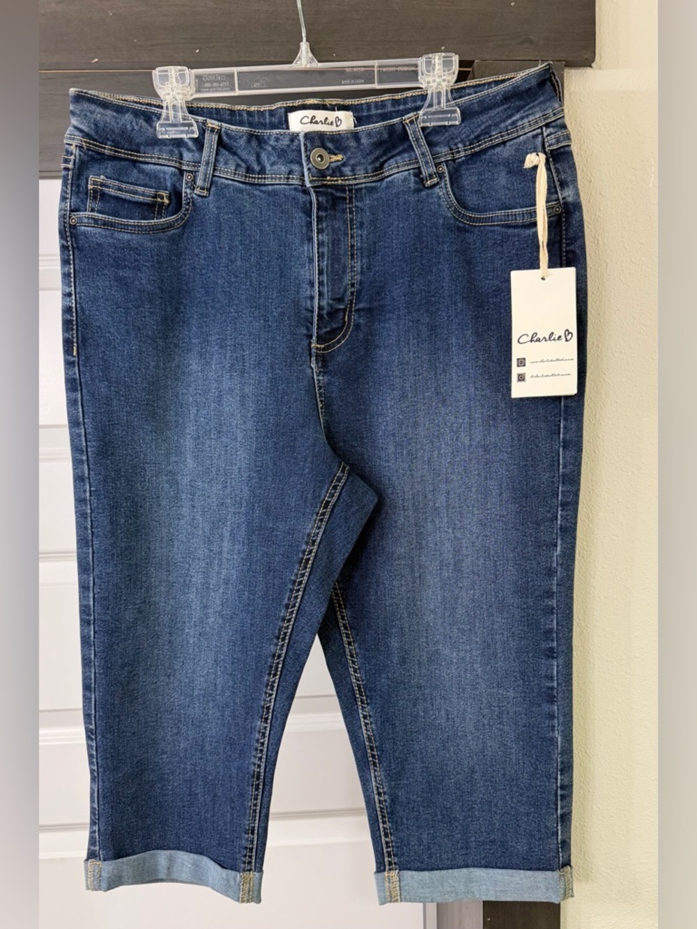 Charlie B Mid-Blue Women's Capri Jeans Womens Size 12 New